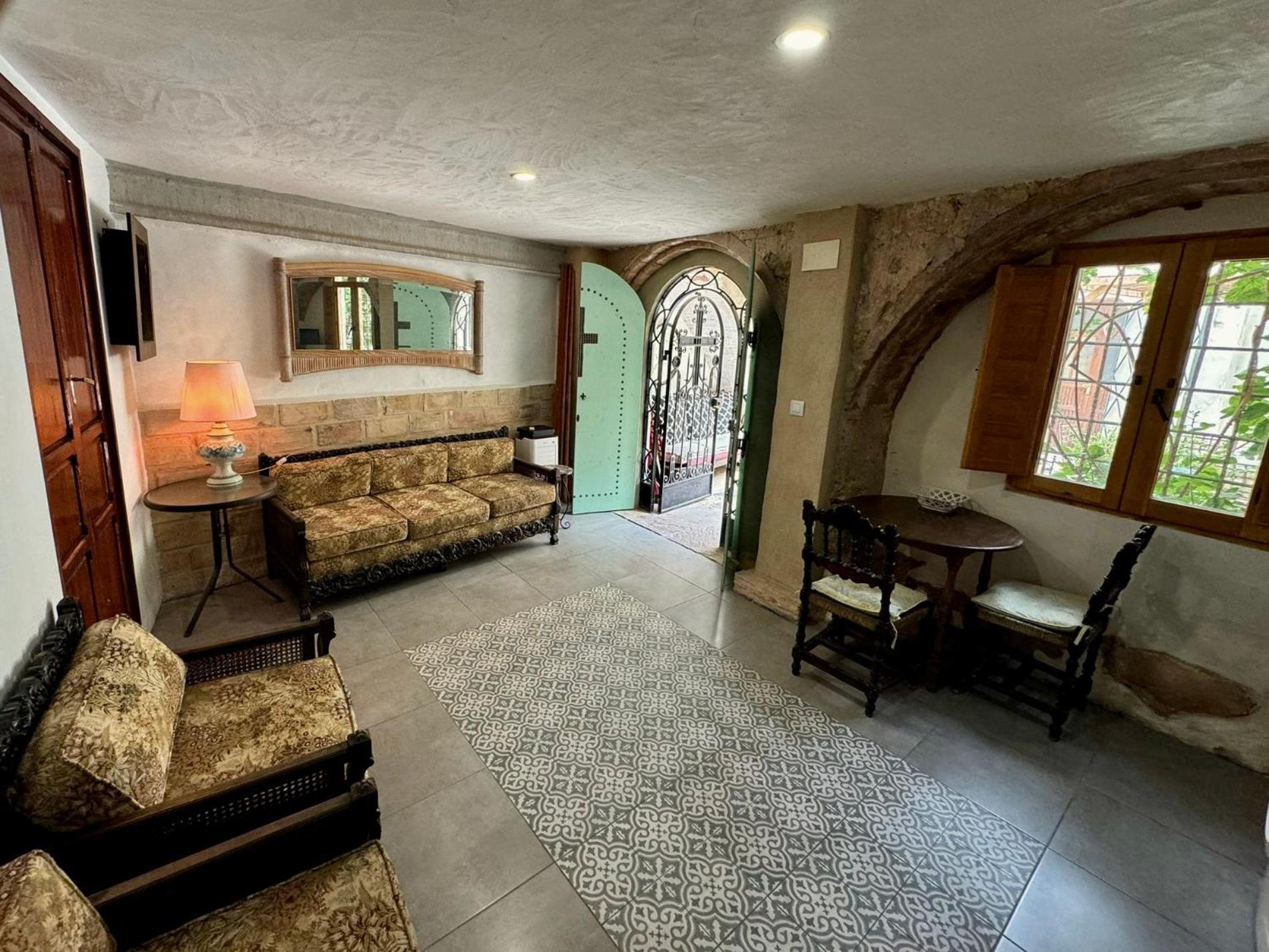 Oliva Courtyard Guesthouse Экстерьер фото